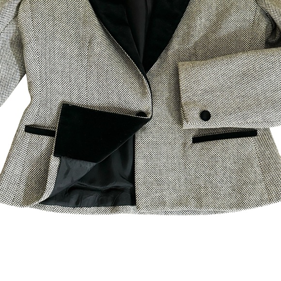 Vintage Women’s Wool Blend Sasson Blazer Jacket with Velvet Collar and trim - Picture 5 of 9